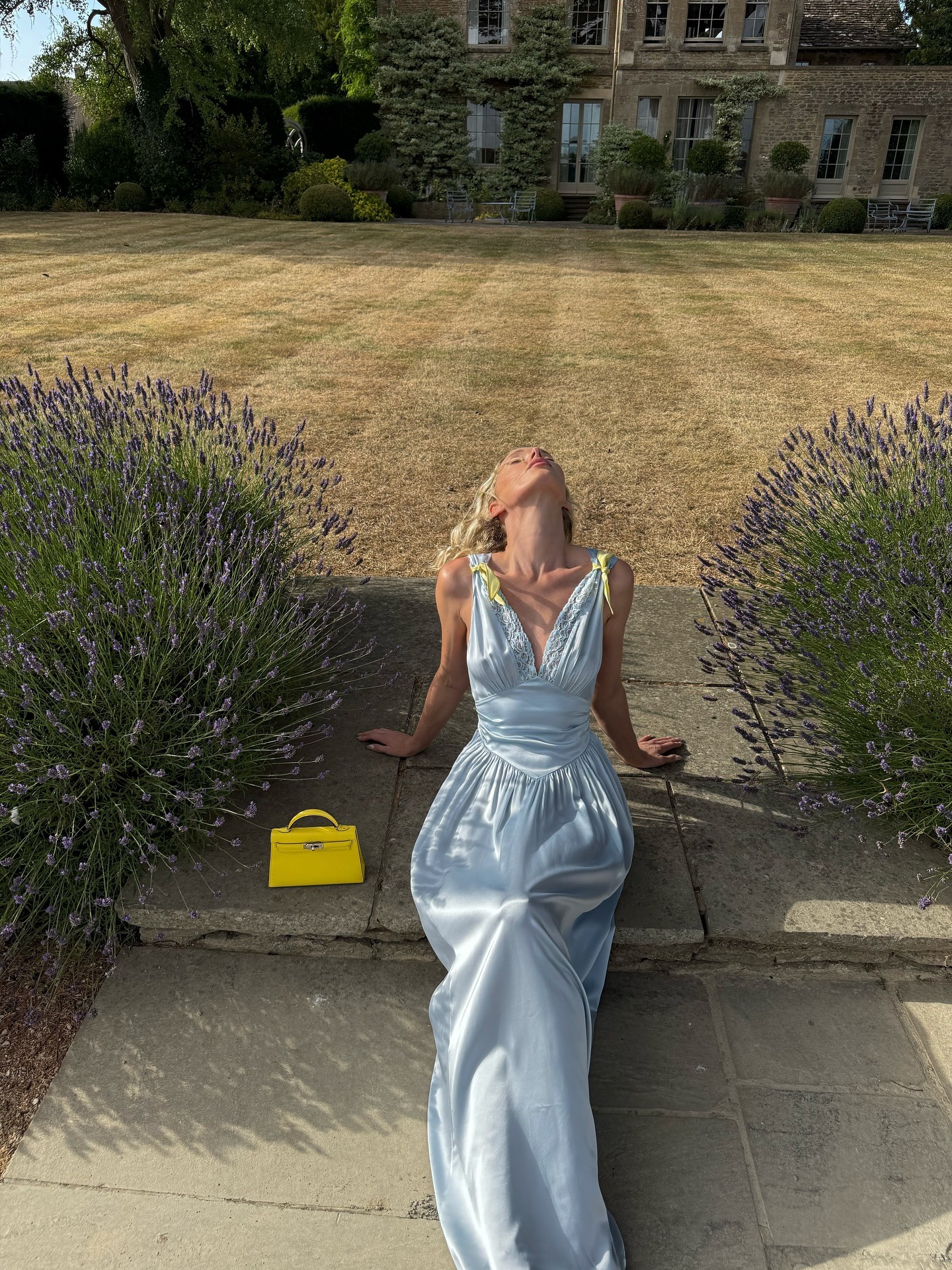 Influencer @hoskelsa wears the icy blue colour trend.