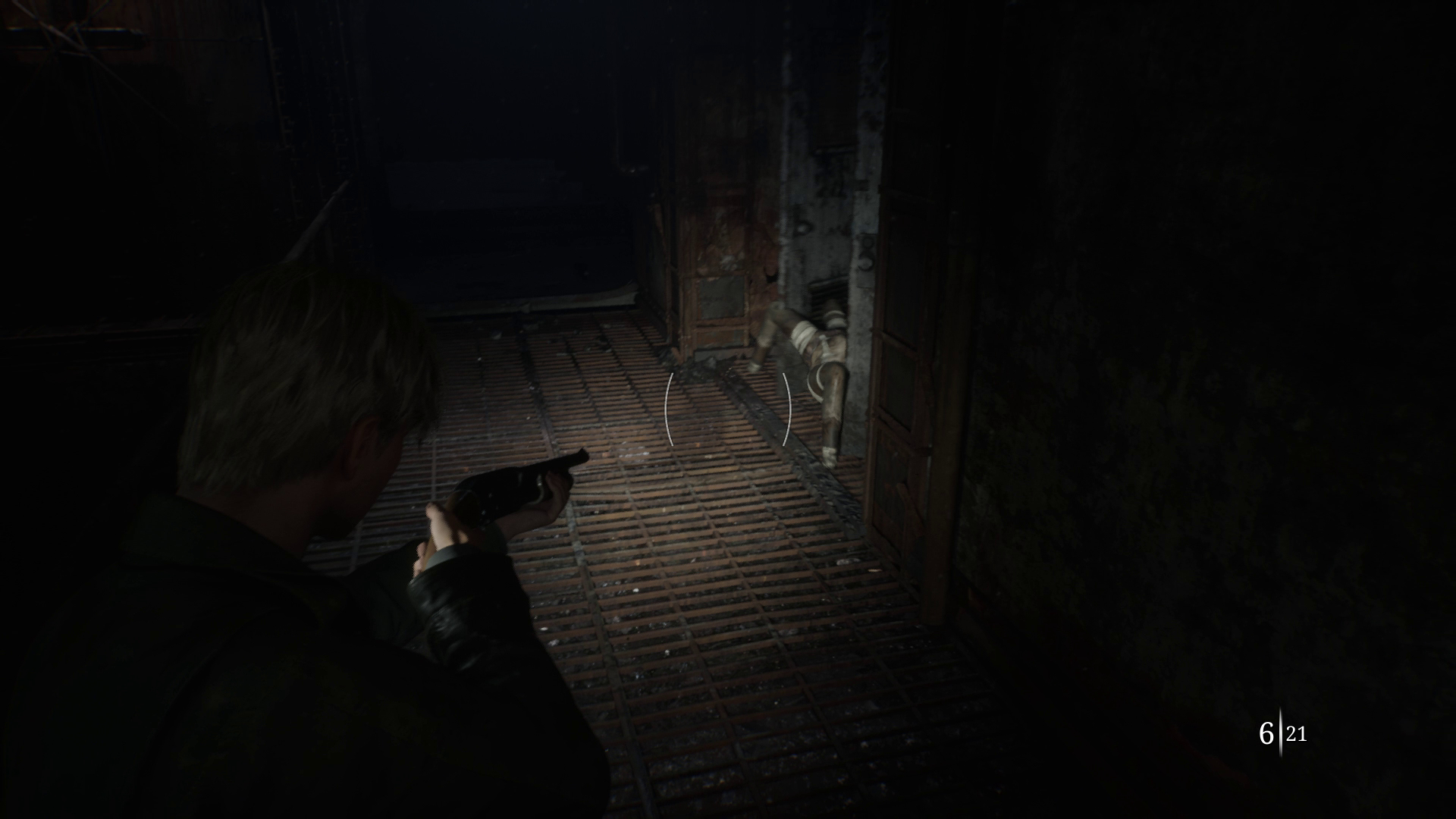 Leon zwiedza więzienie Toluca w remake'u Silent Hill 2