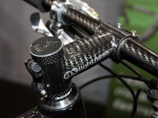 The AX-Lightness Zeus stem uses uninterrupted carbon fibers that run from tip to tail along with incredibly minimal hardware. Claimed weight is 60-70g depending on length.