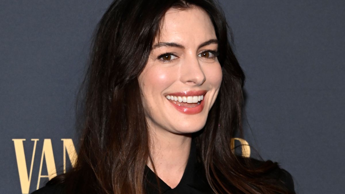 Anne Hathaway portait un pantalon en cuir chic et une chemise à fines rayures avec la chaussure la plus tendance de cette année 