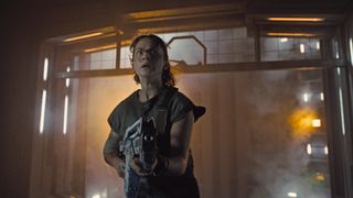 Cailee Spaneys karaktär håller en pistol och ser sig omkring i ett rymdskepp i Alien: Romulus.