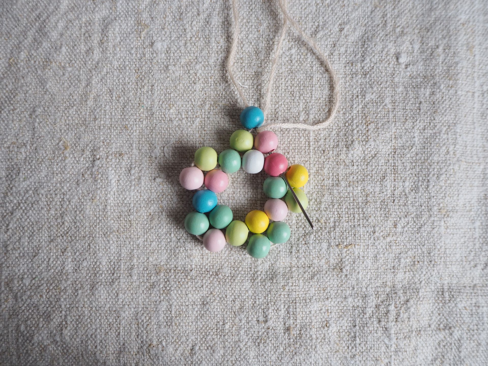 Manik-manik Natal gaya Scandi selangkah demi selangkah