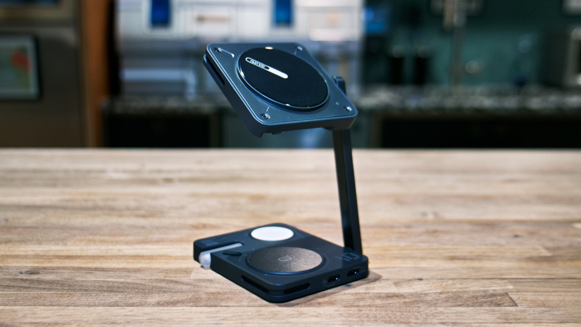 Aulumu M01 MagSafe Charging Station on wooden surface.