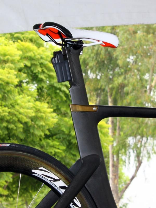 Small kicks are integrated into the optional Di2-compatible seatpost to redirect air around the battery.