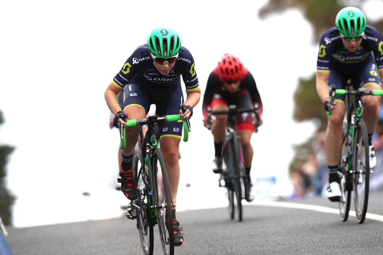 Jenelle Crooks (Orica-Scott) attacks