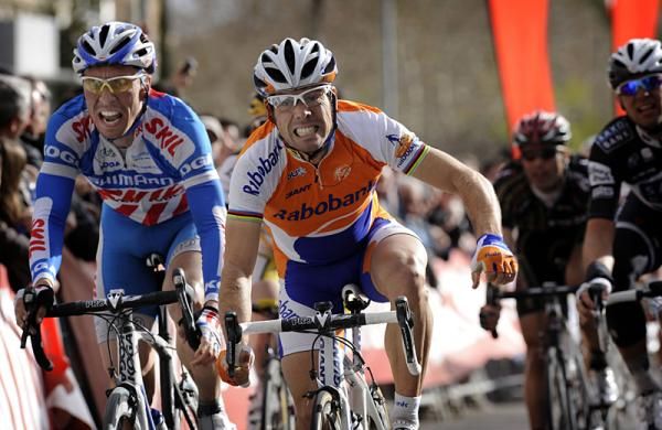 &Oacute;scar Freire (Rabobank) stayed out of trouble and won the sprint.