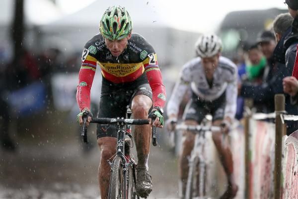 Sven Nys powers away from Niels Albert early in the final lap as the world champion dabbed in a section of mud.