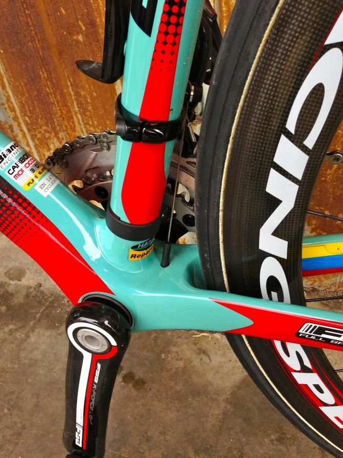 The Sempre Pro features a BB30 bottom bracket shell with the front derailleur cable passing through the lower junction