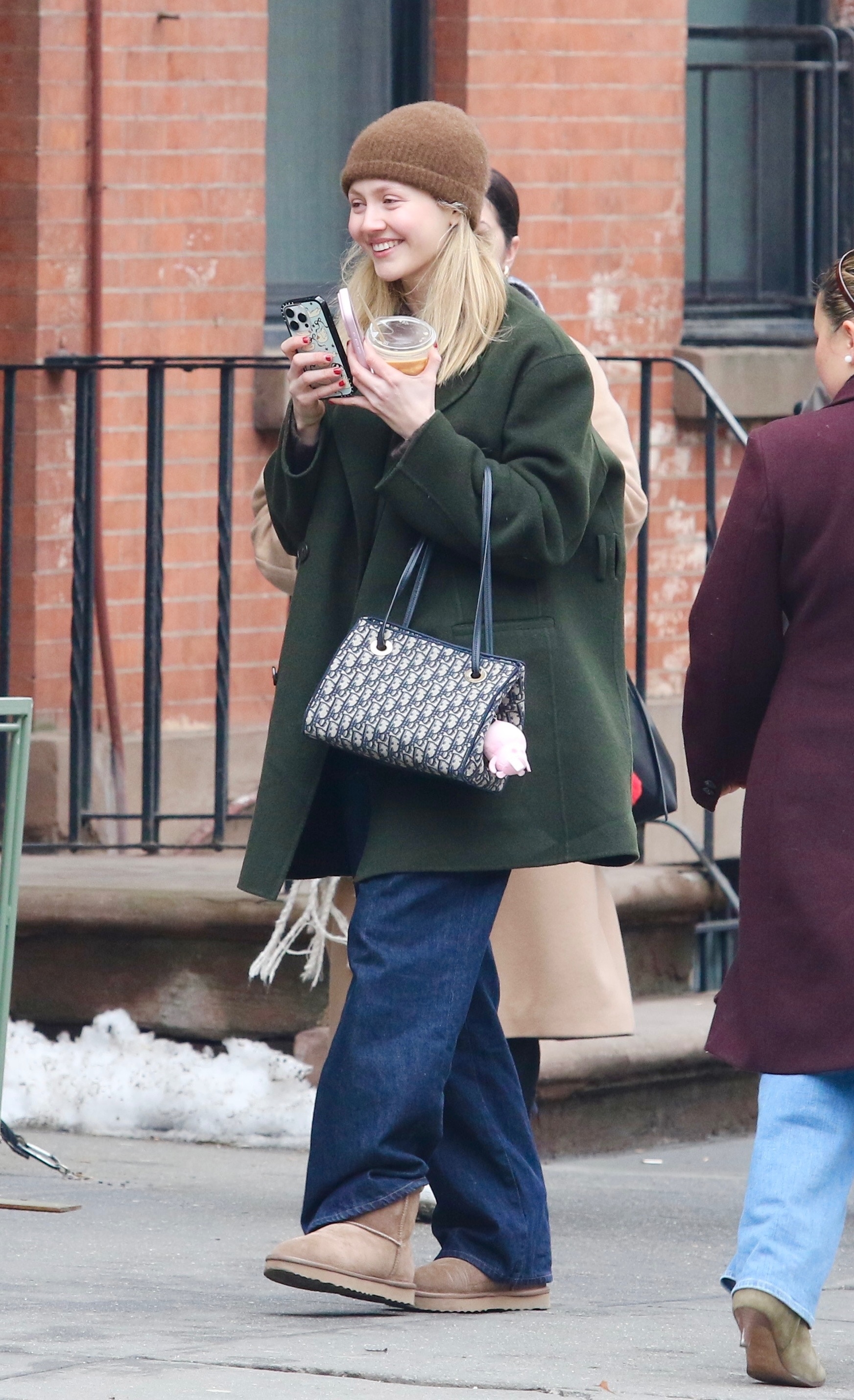 *EXCLUSIVE* New York City, NY Leslie Mann and Judd Apatow&amp;rsquo;s daughters, Maude,28, and Iris Apatow,23, are all smiles while being playful with a dog after having lunch in Manhattan&amp;rsquo;s West Village neighborhood. Maude looked stylish in an oversized Ganni jacket.Pictured: Iris ApatowBACKGRID USA 17 FEBRUARY 2026 BYLINE MUST READ: BrosNYC / BACKGRIDUSA: +1 310 798 9111 / usasales@backgrid.comUK: +44 208 344 2007 / uksales@backgrid.com*UK Clients - Pictures Containing ChildrenPlease Pixelate Face Prior To Publication*