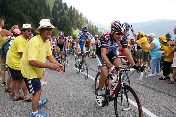 Carlos Sastre (CSC) gets ready to attack