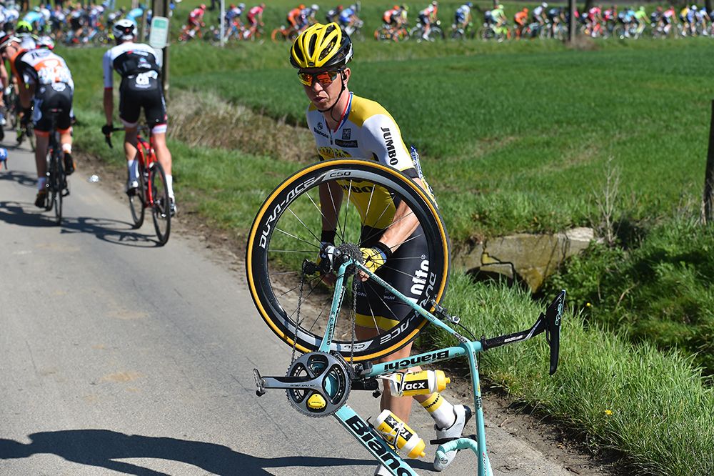 Sep Vanmarcke crashes during the Tour of Flanders