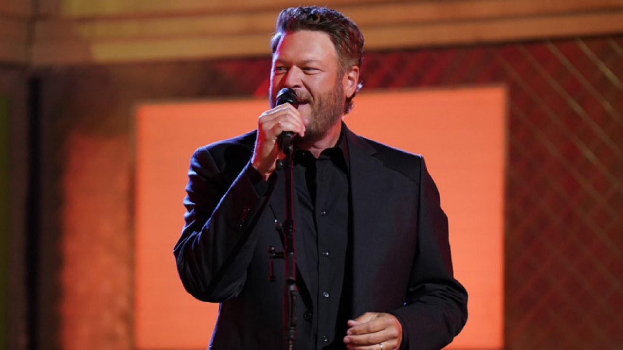 Blake Shelton performs on The Voice Season 27 finale.