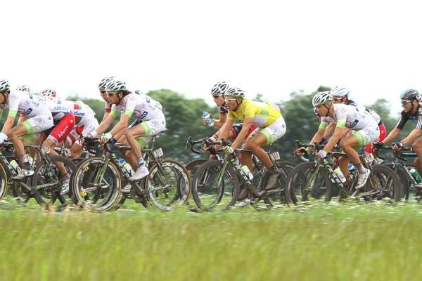 Overnight leader Marcel Kittel (Argos-Shimano) is well protected by his teammates.