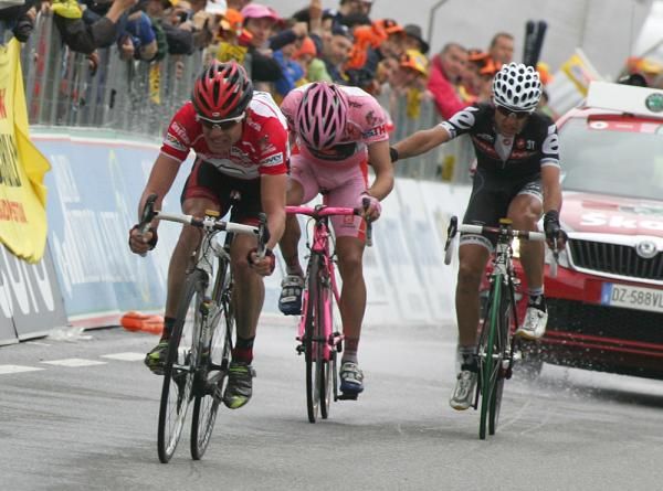 Cadel Evans leads David Arroyo and Carlos Sastre to the line.