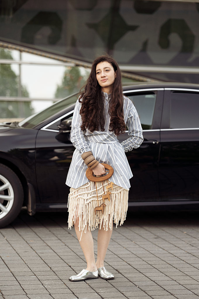Mari Airapetyan, Kazakistan moda haftasında bej etek ve mavi-beyaz çizgili gömlek giydi
