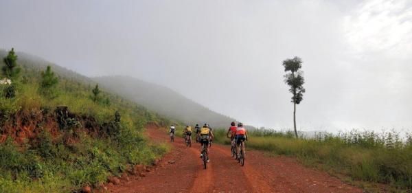 The chase group makes its way up the Mamba Climb.