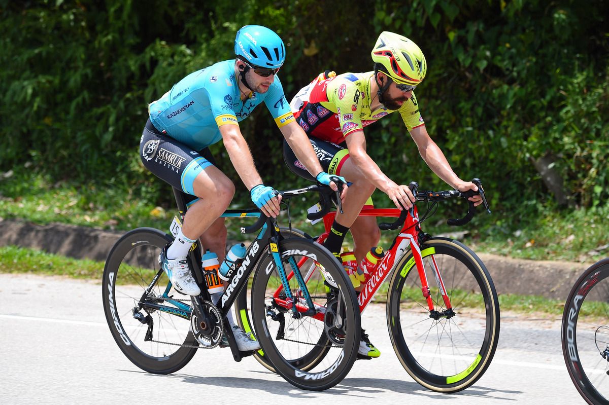 Riccardo Minali and Giuseppe Fonzi chat in the bunch