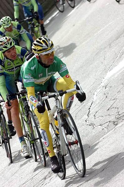 Leonardo Piepoli (Saunier Duval-Prodir) guns it on the decent.
