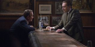The Irishman Joe Pesci and Robert De Niro talk across a bar, over a drink