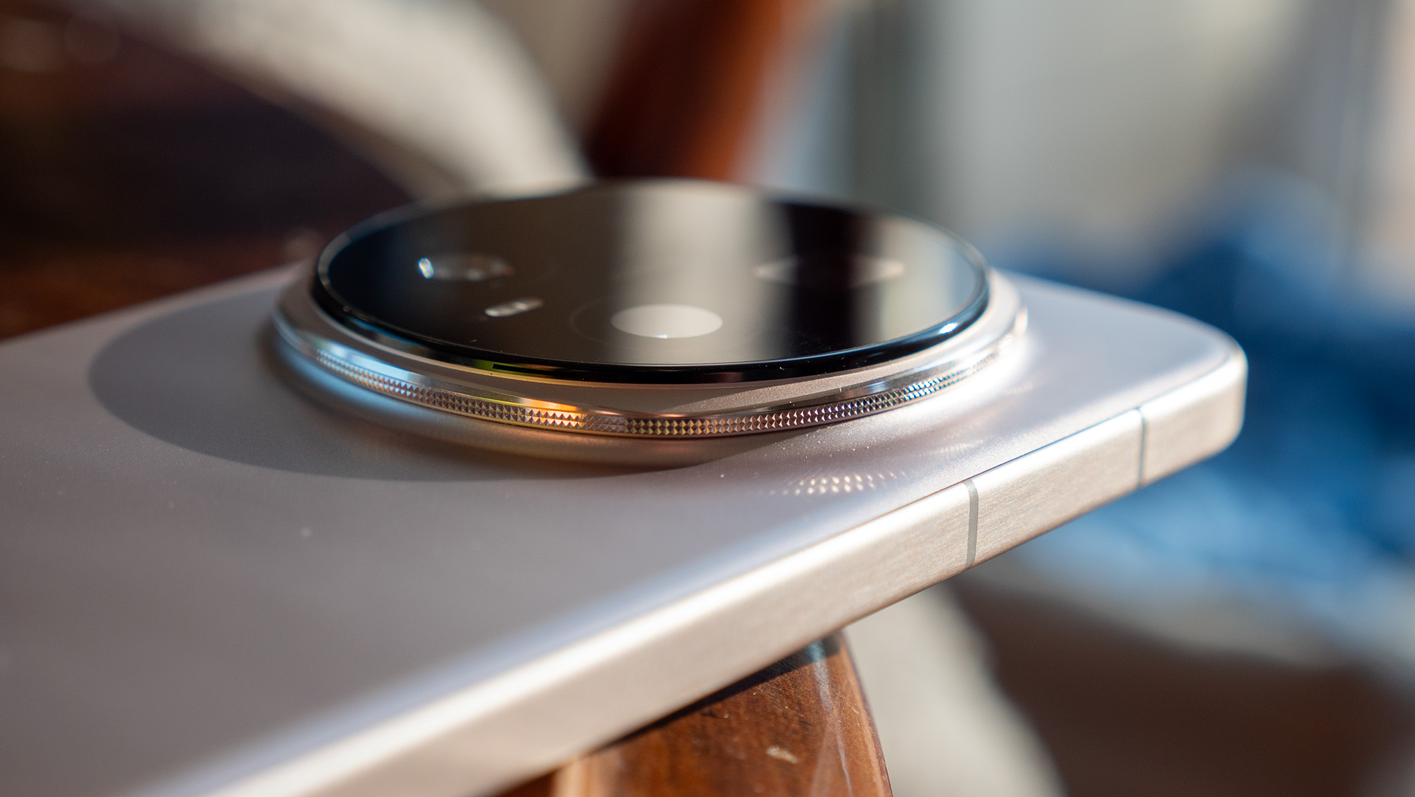 Η μεγάλη σειρά κάμερας του Honor Magic 8 Pro στο πίσω μέρος του τηλεφώνου