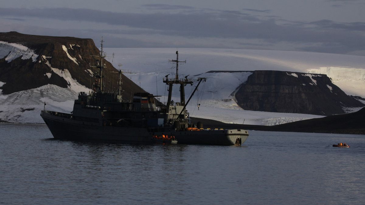 The Altai tugboat near a small landing craft. 