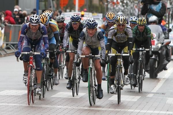 The first chase group split up at the finish.