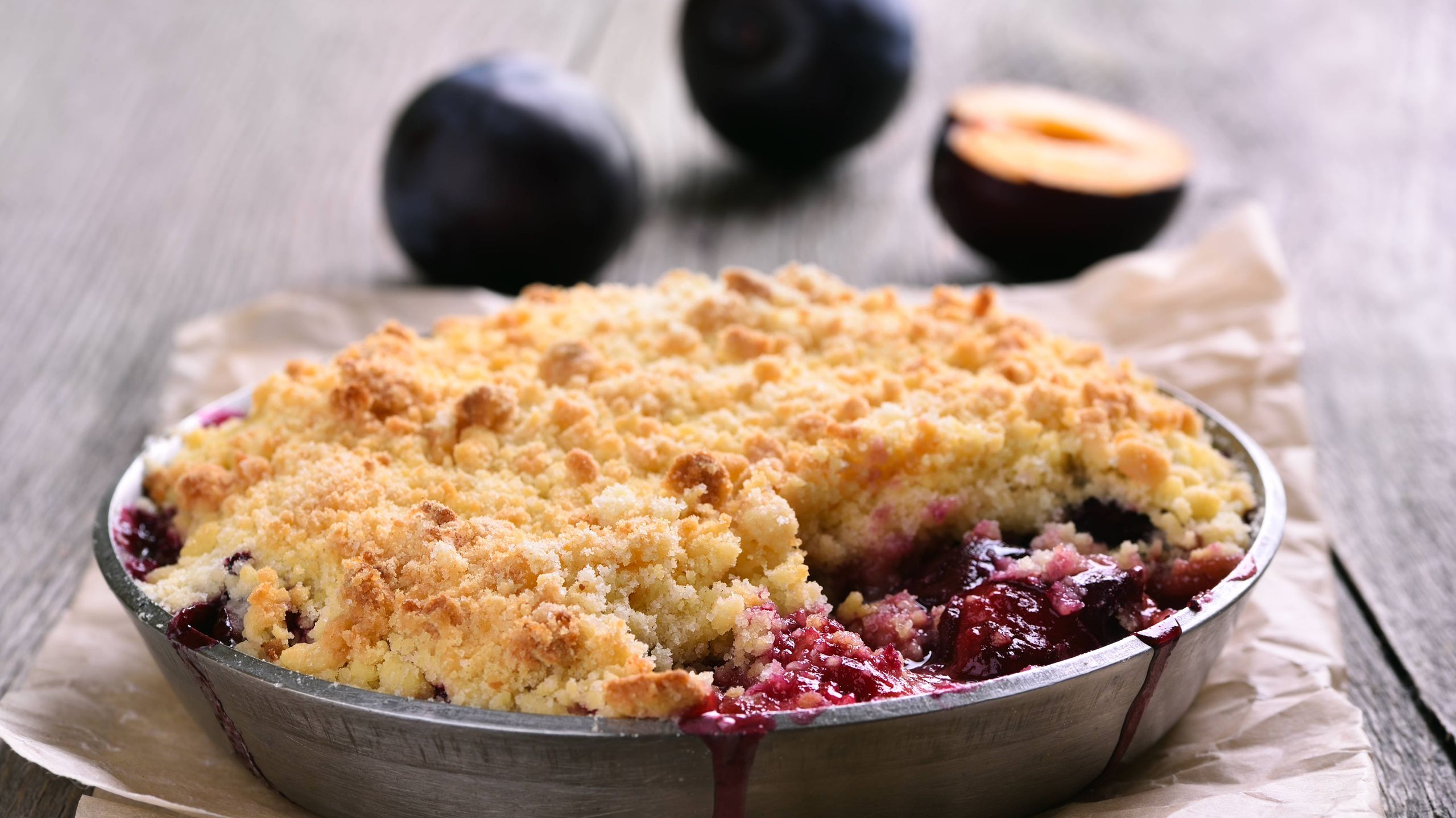 Plum crumble with oats recipe