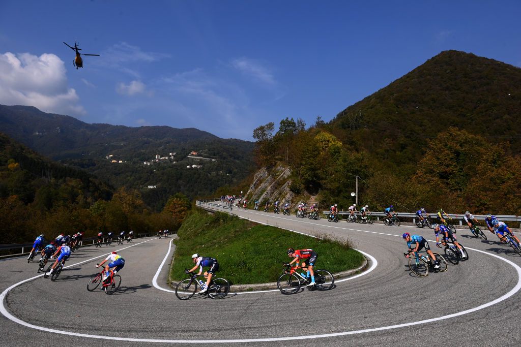 COMO ITALY OCTOBER 08 A general view of the Peloton passing through a landscape during the 116th Il Lombardia 2022 a 253km one day race from Bergamo to Como iLombardia on October 08 2022 in Como Italy Photo by Tim de WaeleGetty Images