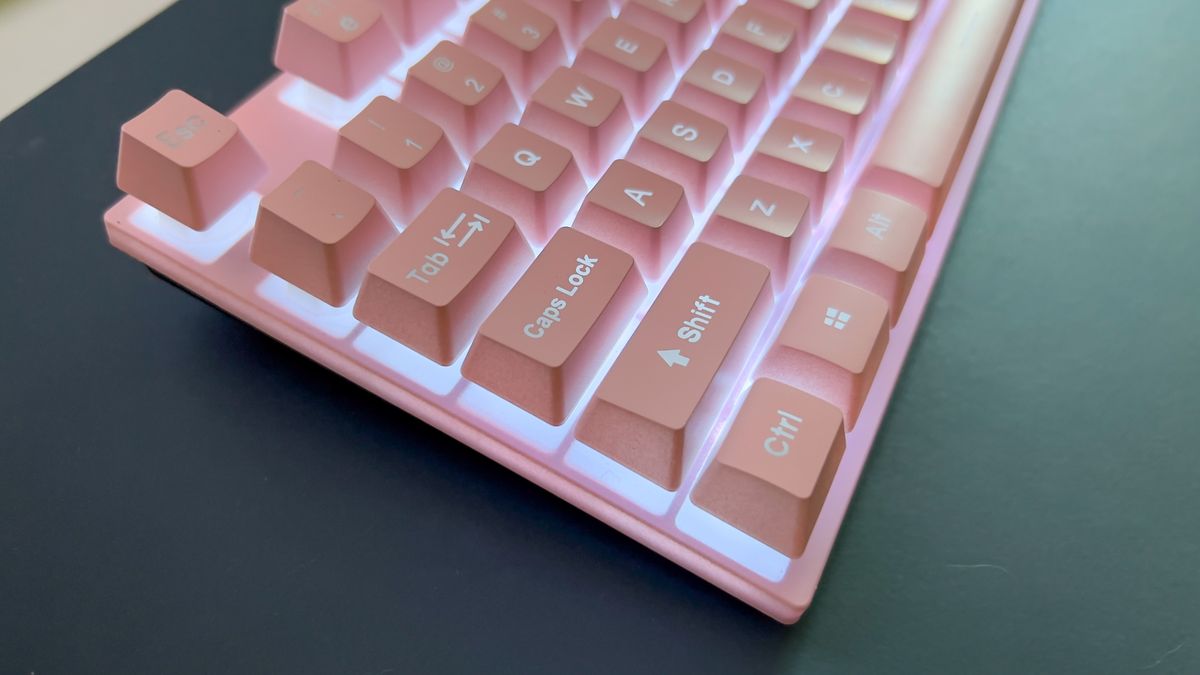 Yindiao K500 Luminous on a blue desk mat