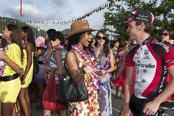 Fly V Australia's David Kemp gets to know Miss World Australian entrant, Ashleigh Francis from Sydney, as entrants mingle with riders of the tour.