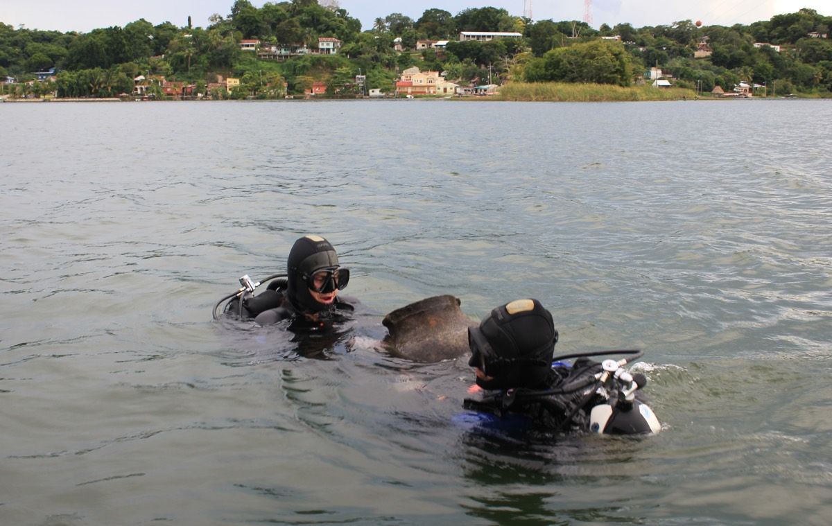 The Polish diving team spent a month working with Guatemalan archaeologists at Lake Petén Itzá.