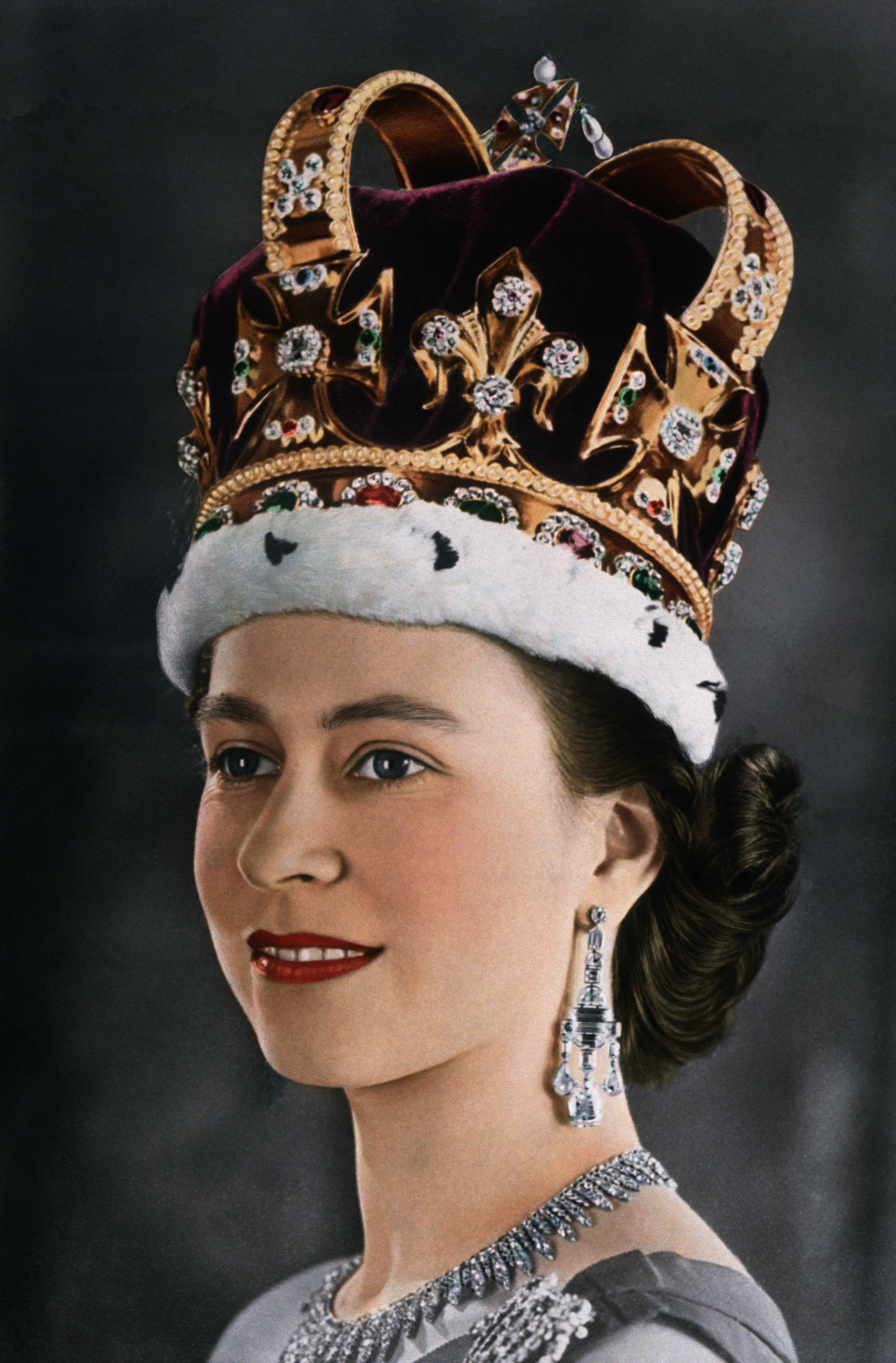 Queen Elizabeth wearing her coronation crown