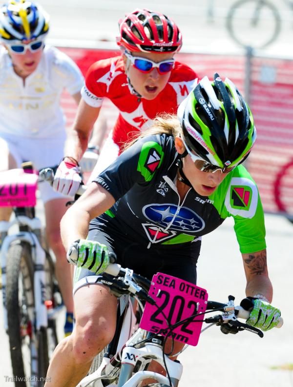 Willow Koerber (Gary Fisher/Subaru) cornering with Byberg on her wheel