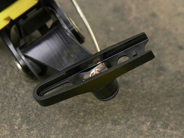 The cleverly designed pad holders require no fixing screws. Brilliant