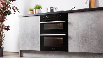 Dirty ovens cause one in five house fires: Hotpoint Class 2 DU2540BL oven