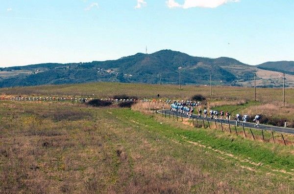 Riders cross Tuscany in Tirreno-Adriatico.