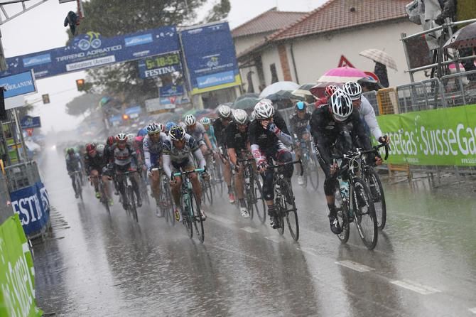 The peloton rolls through the line