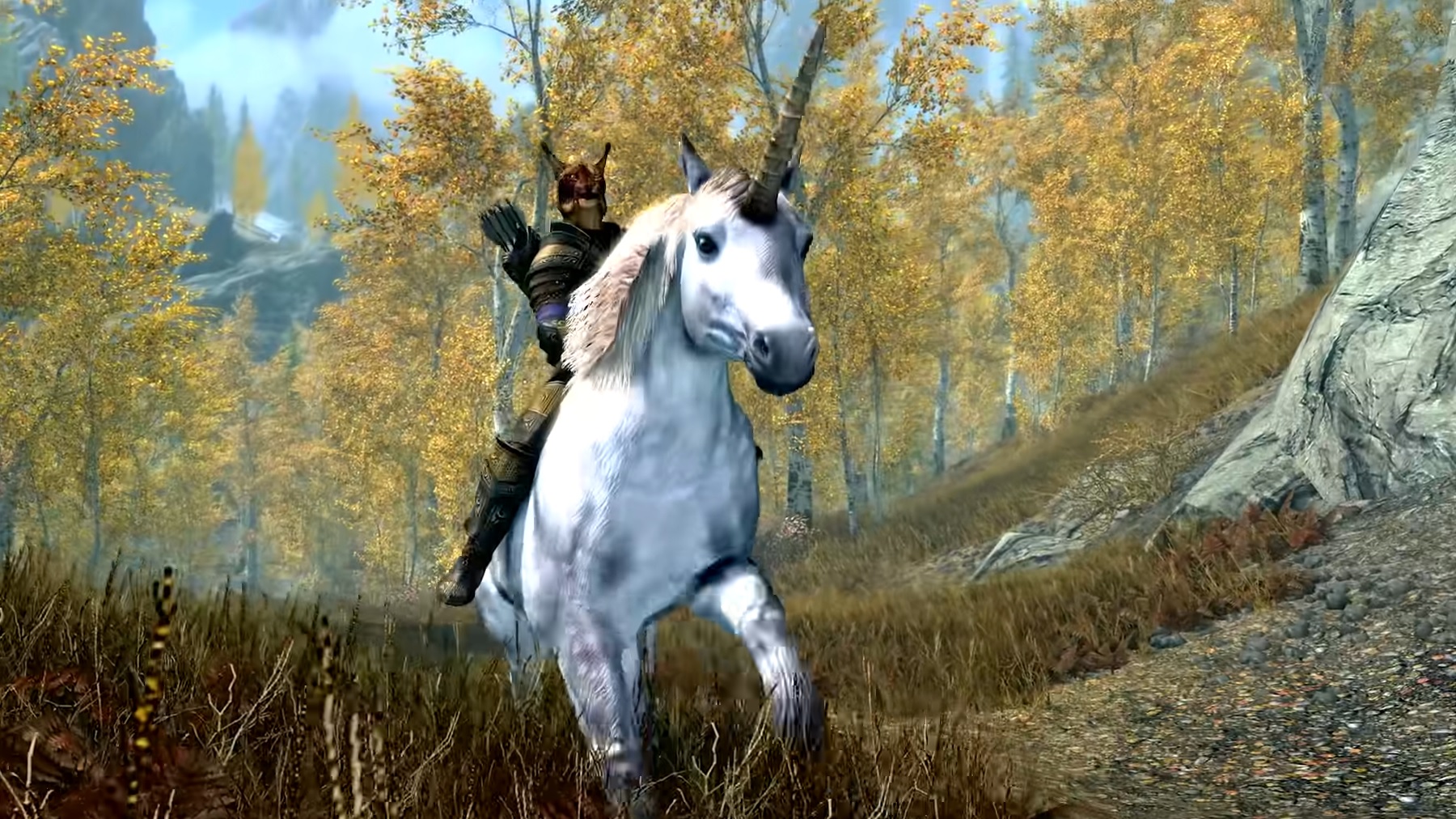 Skyrim Anniversary Edition - A player rides on a white unicorn