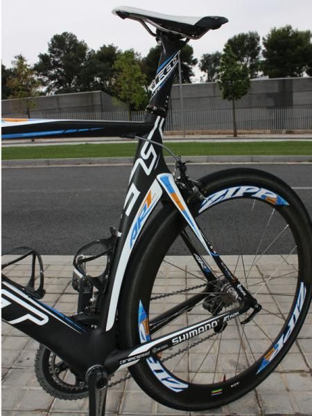 The AR's deep-section seat tube more closely resembles that of a time trial frame than a typical road bike.