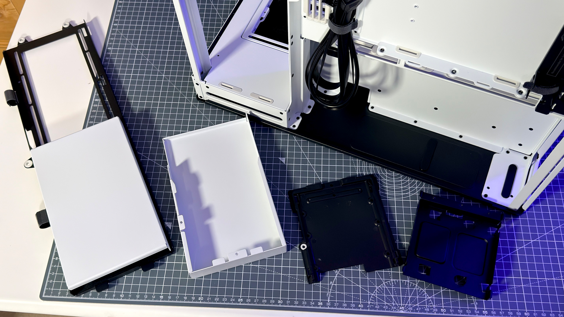 The Havn HS 360 PC case in black and white on a desk.