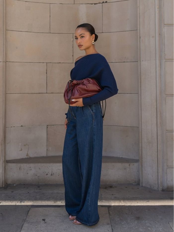 melhores marcas de moda petite @aanishagurung_ vestindo blusa azul Reiss e calças de alfaiataria