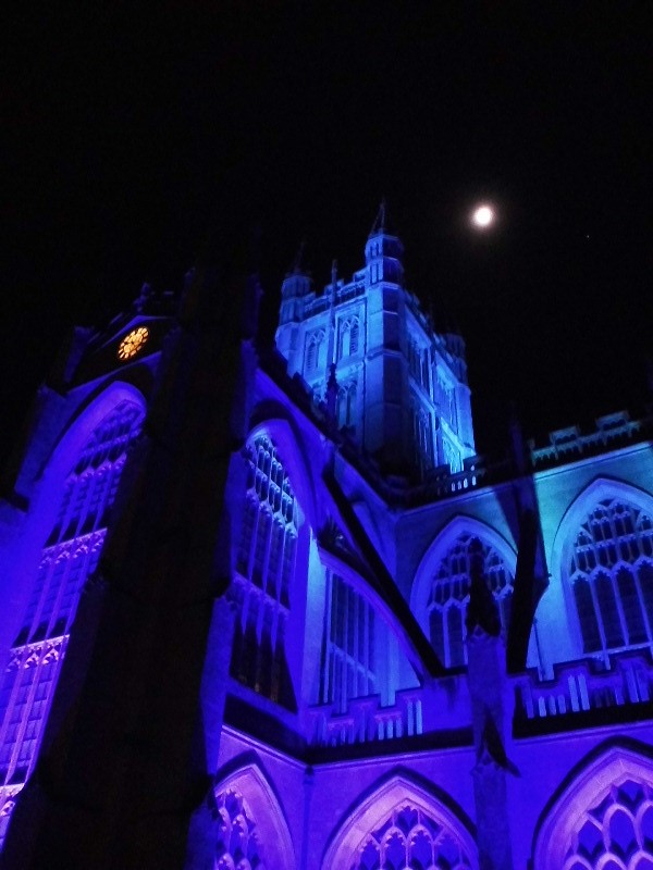 An image of Bath Abbey at night