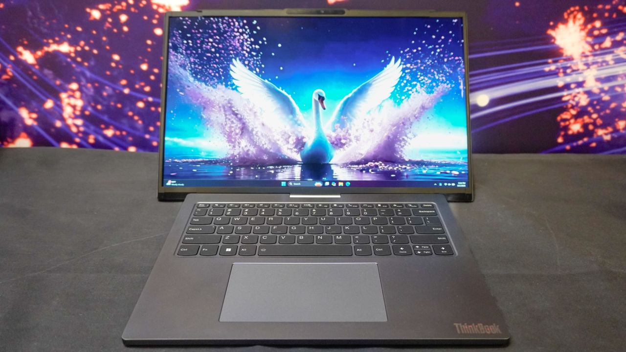 I tried Lenovo’s Project Swan and its expanding screen might finally kill the portable monitor