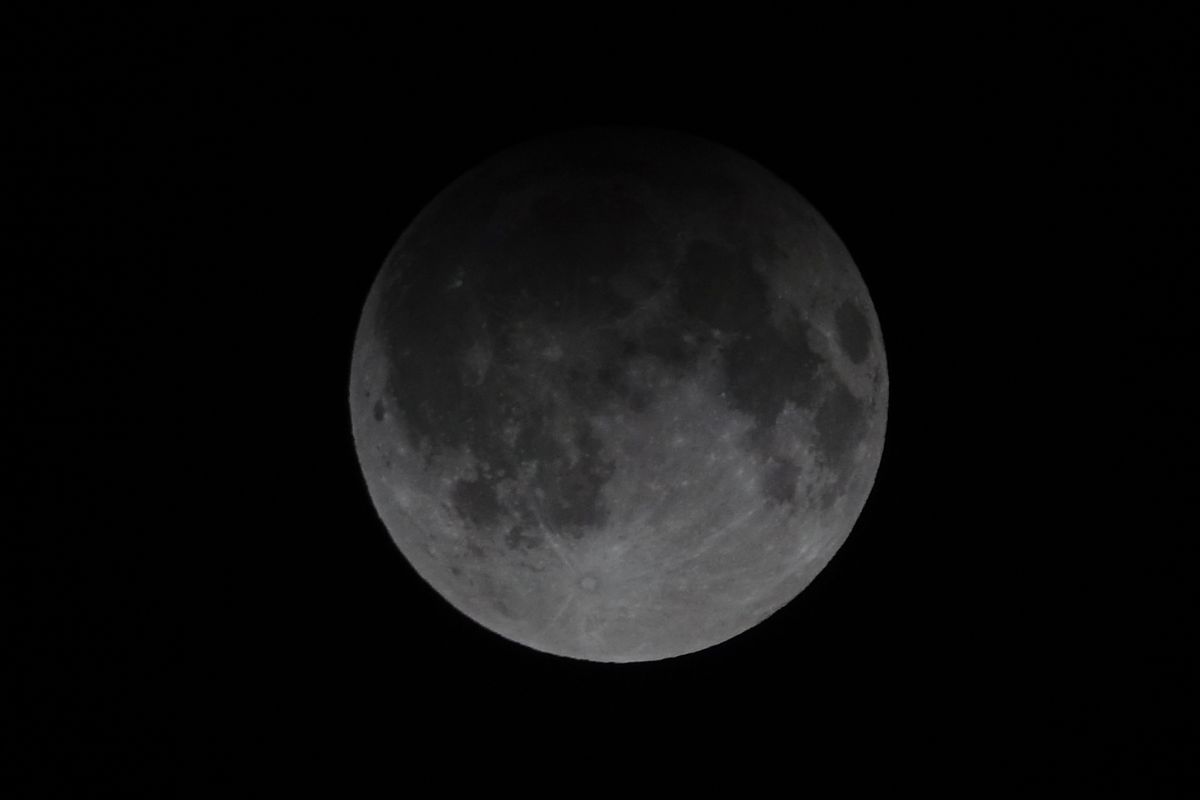 1st lunar eclipse of 2023 darkens the full Flower Moon in eerie photos ...
