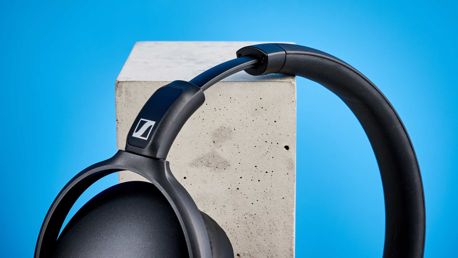 Sennheiser HD 400U headband against a blur background