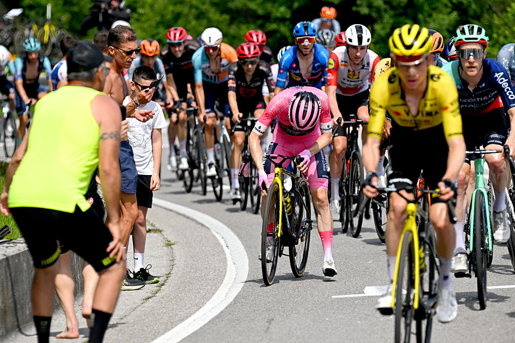 PIANCAVALLO, ITALY - MAY 30: Jonas Vingegaard of Denmark and Team Visma | Lease a Bike - Pink Leader Jersey suffers a mechanical problem with its wheel during the 109th Giro d&amp;amp;apos;Italia 2026, Stage 20 a 200km stage from Gemona del Friuli to Piancavallo 1289m / #UCIWT / on May 30, 2026 in Piancavallo, Italy. (Photo by Tim de Waele/Getty Images)