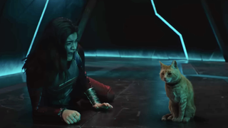 Ein Screenshot von The Marvels, der Ms. Marvel schreiend neben einer rothaarigen Katze zeigt.