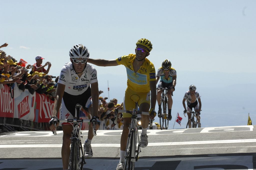Andy Schleck and Alberto Contador finish ahead of Lance Armstrong and Fr&auml;nk Schleck in 2009