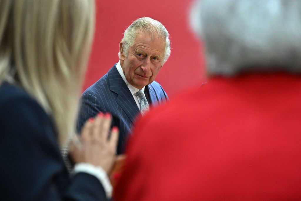 Le prince Charles soutient les « masques de bovins pour vaches » réduisant le méthane dans le cadre de la compétition climatique