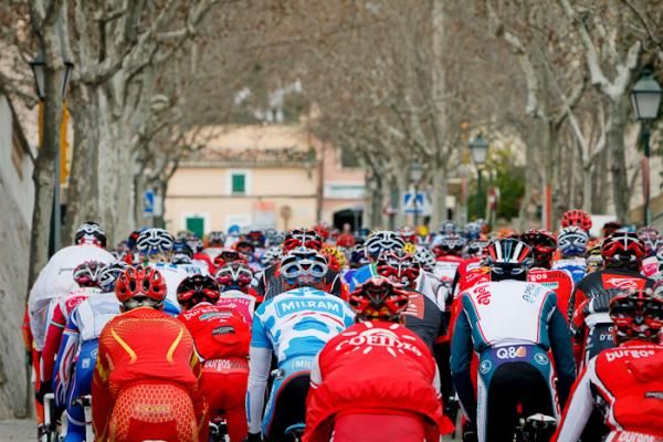 The peloton gets to the top of Calvi&aacute; and now heads towards Capdell&aacute;.
